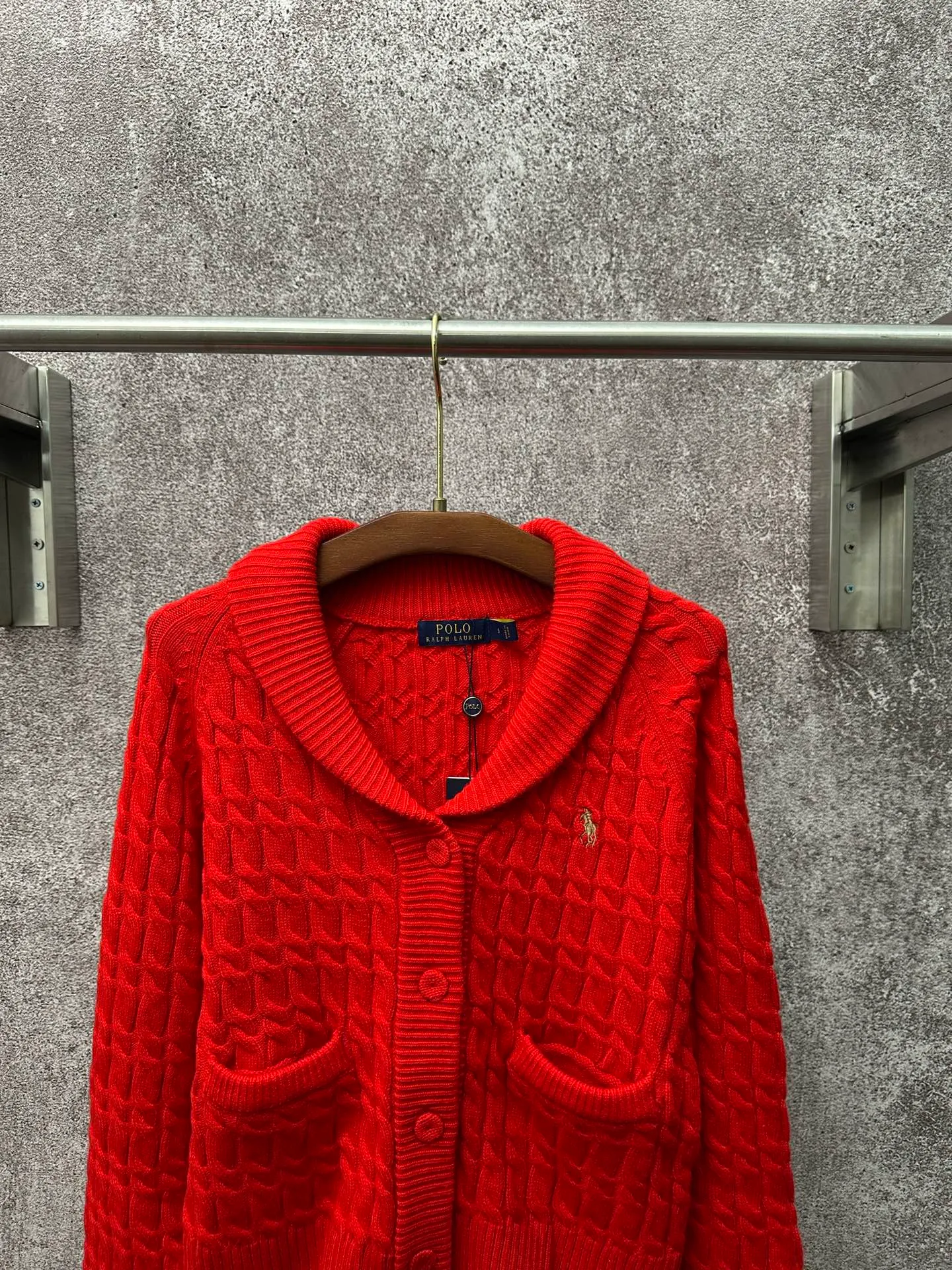 P480 Ralph Lauren red twist knitted cardigan, brand new with tag, perfect details, classic lapel design, small horse logo embroidery on the front, exquisite details, 70% cashmere + 30% wool, soft and warm fabric, versatile in autumn and winter, Size: S M L